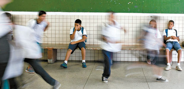alunos em horrio de intervalo das aulas no ptio da Escola Municipal Frei damio,no Graja,na zona sul de So Paulo