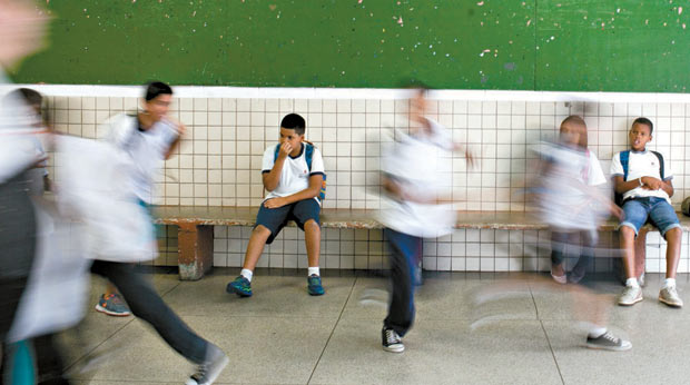 Alunos em horário de intervalo das aulas no pátio da Escola Municipal Frei Damião, no Grajaú, na zona sul de São Paulo