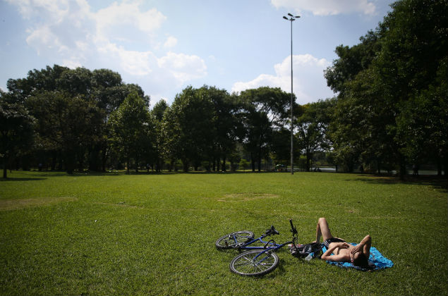 Paulistanos aproveitam dia de calor no parque do Ibirapuera