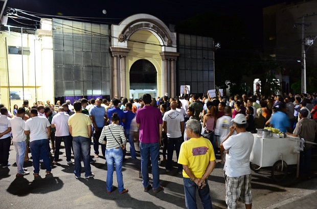 Manifestantes na porta da Cmara Municipal de Jequi (BA) em protesto aps a aprovao do reajuste salaria do Executivo e do Legislativo da cidade