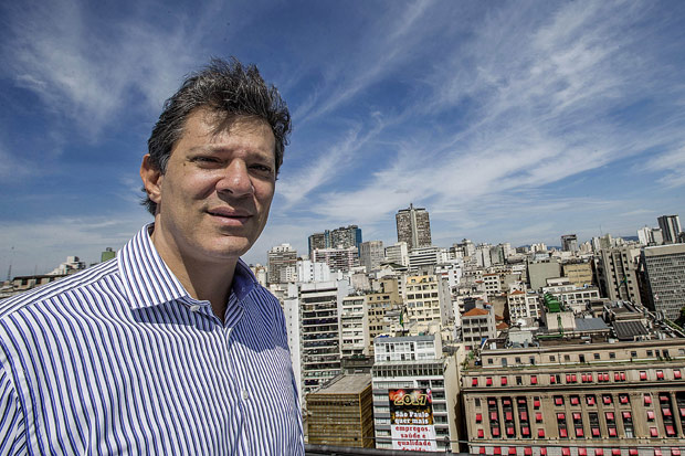 Fernando Haddad (PT) no heliponto da prefeitura, no centro de So Paulo