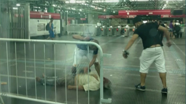 Foto mostra momento em que os dois suspeitos agridem o ambulante dentro da estao do Metr