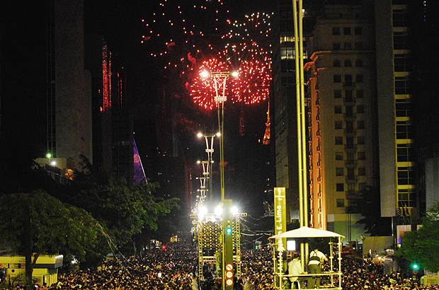 Imagem da queima de fogos durante festa de Rveillon na avenida Paulista, no centro de SP