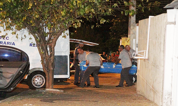 Corpo de uma das 12 vítimas de chacina é retirado de casa em Campinas