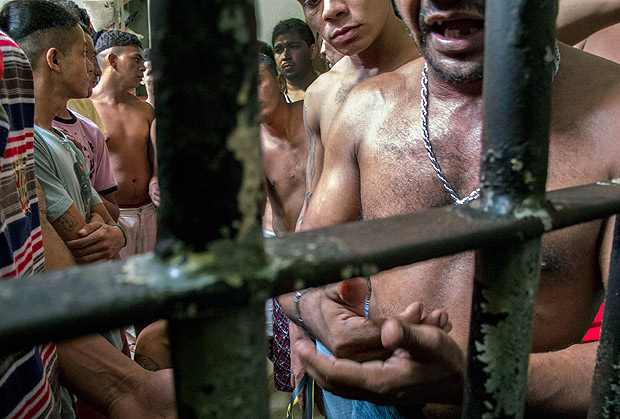 Detentos em cela no complexo penitenciário de Pedrinhas, no Maranhão