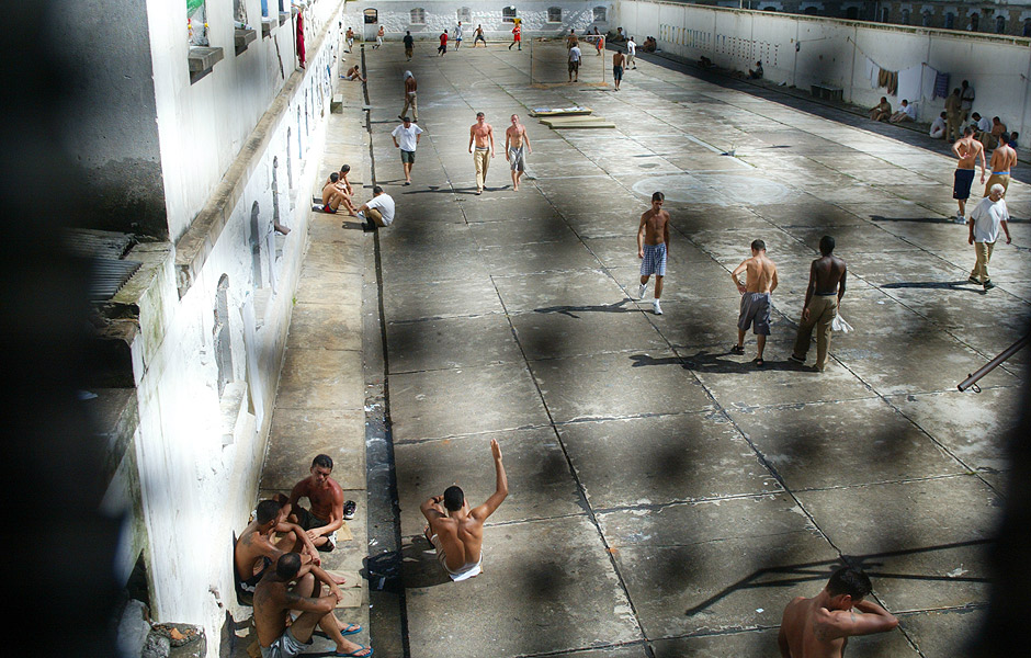 Especial trabalho de presos - S. Paulo (SP) 05/02/03 Foto: Antnio Gaudrio / Folha Imagem. Presos da penitenciria do Estado (Complexo Carandir) trabalham enquanto cumprem suas penas.