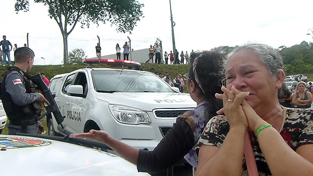 Maria da Conceio Nascimento Monteiro, 53, busca informaes sobre seu filho Rodrigo Monteiro, 19, aps rebelio e massacre em presdio de Manaus