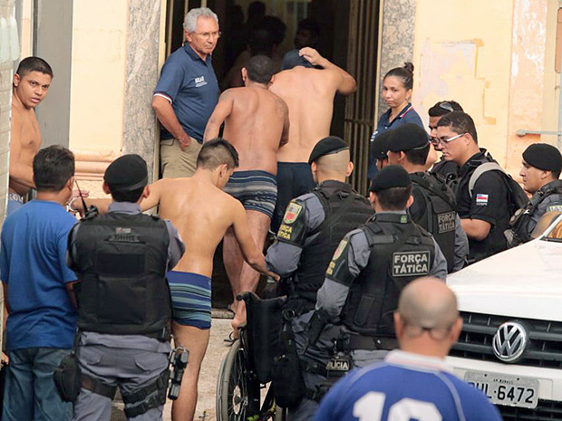 MANAUS, AM - 02.01.2017: REBELIÃO-AM - Presos são transferidos após rebelião no Complexo Penitenciário Anísio Jobim (Compaj), localizado no Km 8 da BR 174, em Manaus (AM), na manhã desta segunda-feira (2). Pelo menos 56 pessoas morreram durante a rebelião de detentos. (Foto: Marcio Silva/A Critica/Folhapress) *** PARCEIRO FOLHAPRESS - FOTO COM CUSTO EXTRA E CRÉDITOS OBRIGATÓRIOS ***