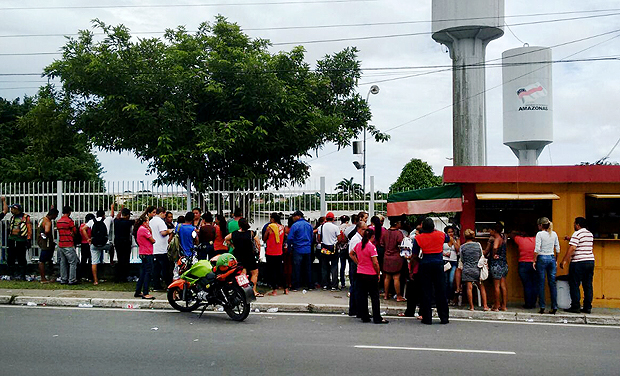 Familiares aguardam liberação de corpos na porta do IML de ManausRubens Valente/Folhapress