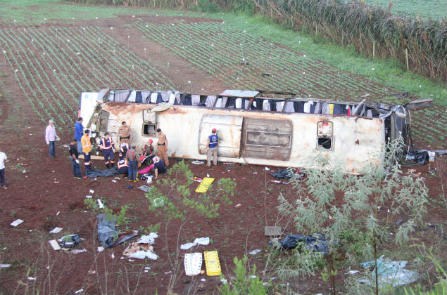 Passageiros so resgatados aps nibus sair da pista e tombar num barranco em Campo Mouro (PR)