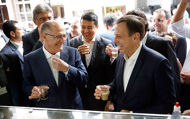 O prefeito João Doria e o governador Geraldo Alckmin, tomando cafezinho em clima de campanha no centro de SP