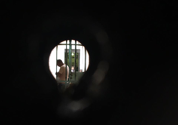 Viso do buraco da fechadura da cadeia pblica, onde um motim resultou em ao menos quatro mortes