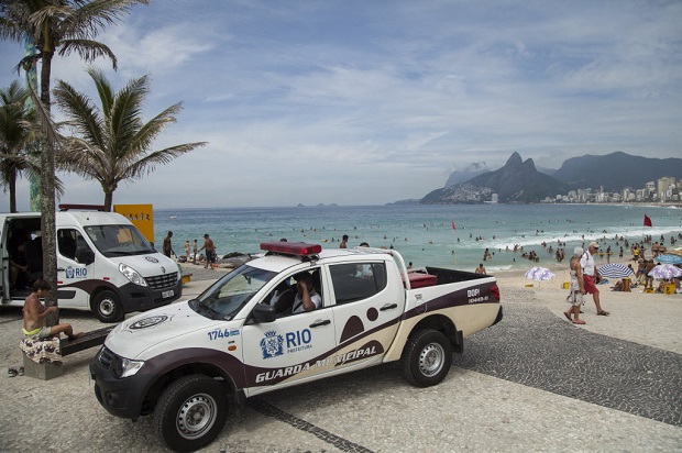 Policiamento na orla de Ipanema neste domingo (8), no Rio; secretrio quer aumentar represso nas praias da zona sul