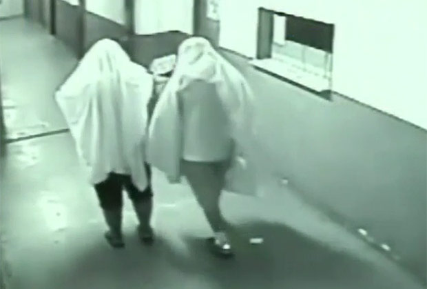 Ex-secretrios se vestem de 'fantasma' para furtar Prefeitura de Novo Gama 