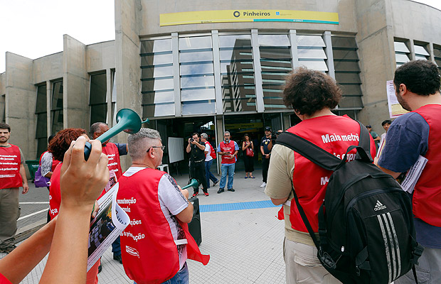 Sindicalistas fazem ato, em frente a estao do metr Pinheiros