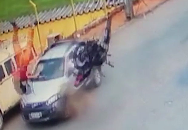 Motociclista  arremessado aps bater em carro no interior de SP; veja vdeo. Um motociclista de 18 anos foi arremessado contra um caminho aps bater em um carro em Bragana Paulista (a 85 km de So Paulo). 