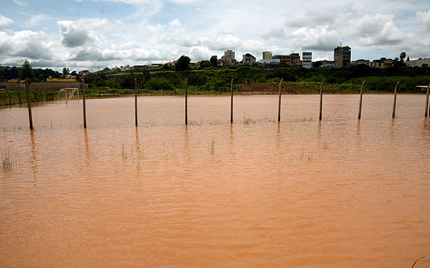Campo de futebol fica inundado após temporal em Caieiras, na região metropolitana de São Paulo