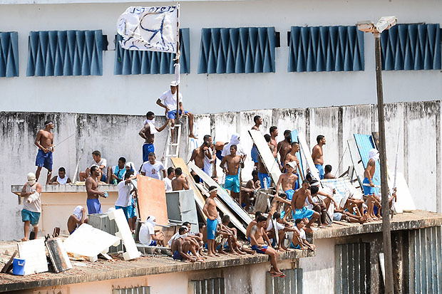 Em novo motim, detentos sobem em telhados na penitenci�ria de Alca�uz, no Rio Grande do Norte 