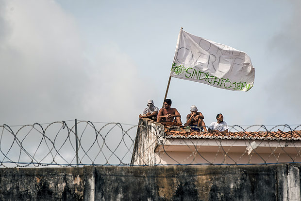 Presos rebelados no presídio de Alcaçuz, na região metropolitana de Natal