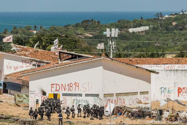 Policiais entram em presdio amotinado no Presdio Estadual de Alcauz, na regio metropolitana de Natal