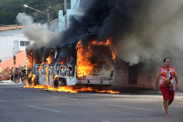 Ônibus incendiado em rua de Natal no mesmo dia de transferência de presos amotinados há cinco dias