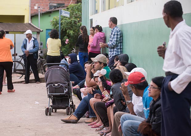Moradores de Piedade de Caratinga (MG) aguardam vacinao contra a febre amarela