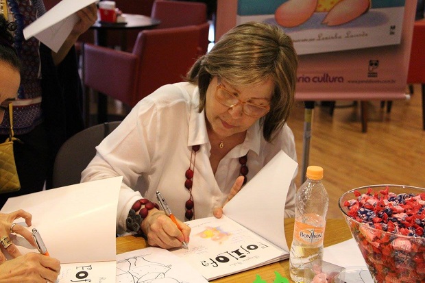 Regina Soler (1959-2017) autografa exemplar de seu livro "Fofilofa" durante o lanamento, em 2016