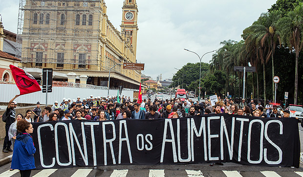 SAO PAULO, SP, BRASIL, 19-01-2017, 19h00: Integrantes do Movimento Passe Livre (MPL), nas ruas do centro de Sao Paulo, durante o segundo ato contra o aumento do transporte publico. (Foto: Eduardo Anizelli/Folhapress, COTIDIANO)