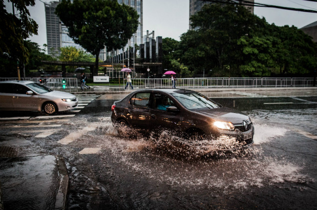 Forte chuva na avenida Doutor Chucri Zaidan, zona sul de So Paulo