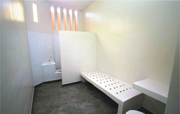 No presdio federal de Catanduvas, presos ficam 22 horas por dia dentro de celas de 6 m