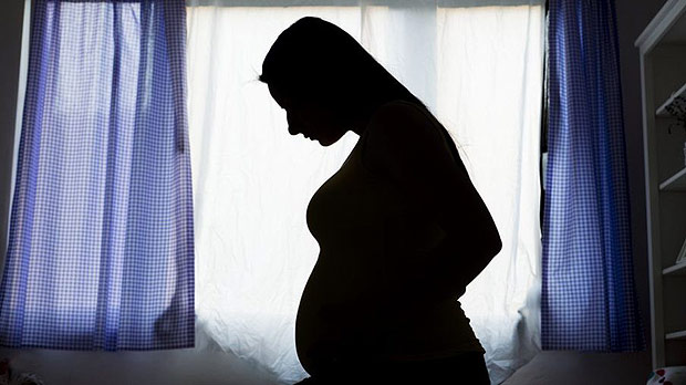 Cientistas querem entender por que o momento do nascimento se tornou capaz de causar a morte de 830 mulheres por dia em todo o mundo 