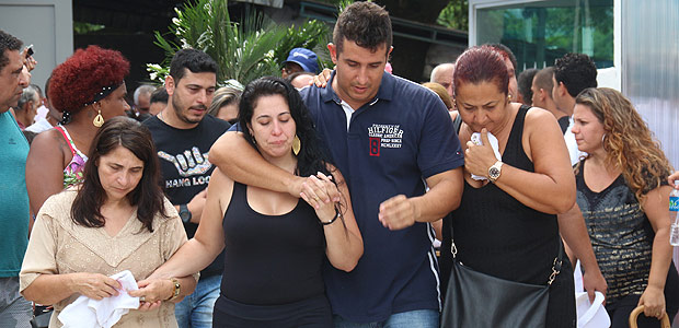 Enterro Sofia Lara Braga, morta enquanto brincava na rea infantil de lanchonete no Rio