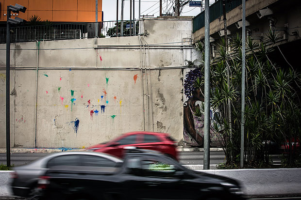Aps ser pintado de cinza, muro amanhece com manchas de tinta na avenida 23 de Maio
