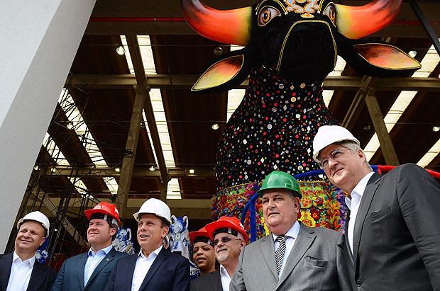 O ministro do Turismo, Marx Beltro, e o prefeito Joo Doria visitam a Fbrica do Samba