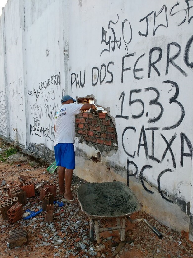 Presos trabalham na reconstruo dos muros do presdio de Alcauz, em Nsia Floresta (RN)