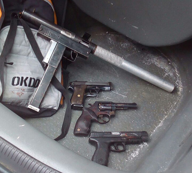 Armas usadas por assaltantes em roubo a shopping em Osasco, na Grande So Paulo