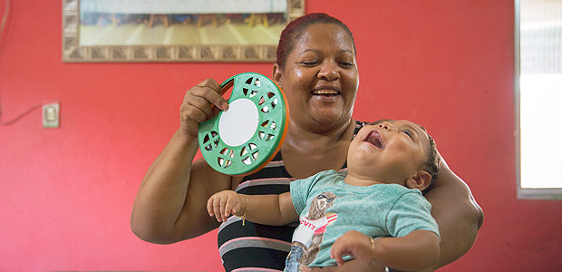 Valria Ribeiro, 46, estimula o menino Joo, um ano e quatro meses, que nasceu com microcefalia