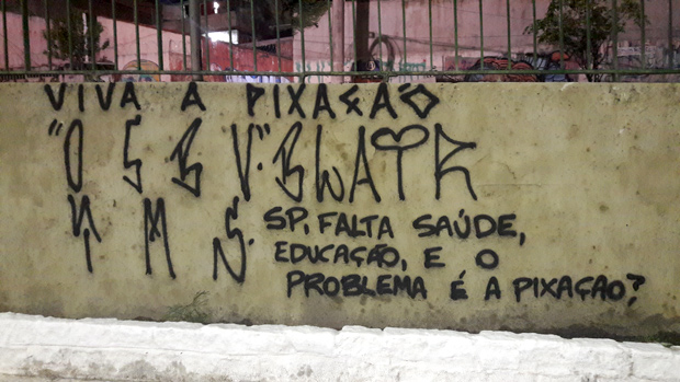 Muro na avenida 23 de maio pichado com recado para o prefeito Joo Doria 