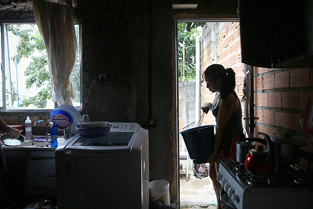 SAO PAULO/SP BRASIL. 31/01/2017 - Alana Silva, 25, atendente, guarda agua para lavar roupa em um tonel no quintal de casa - O bairro de Pirituba ainda permanece com falta de agua durante a noite, apesar da melhora dos niveis dos reservatrios que abastecem a grande SP..(foto: Zanone Fraissat/FOLHAPRESS, COTIDIANO)***EXCLUSIVO***