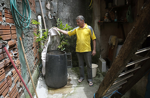 SAO PAULO/SP BRASIL. 31/01/2017 - Sebastiao de Oliveira Urba, 61, comerciante, guarda agua em um tonel - O bairro de Pirituba ainda permanece com falta de agua durante a noite, apesar da melhora dos niveis dos reservatrios que abastecem a grande SP..(foto: Zanone Fraissat/FOLHAPRESS, COTIDIANO)***EXCLUSIVO***
