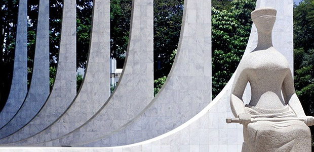 Entrada da sede do Supremo Tribunal Federal na praça dos Três Poderes, em Brasília