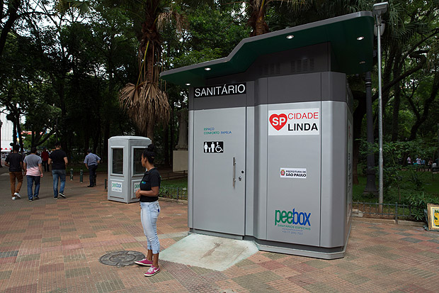 Banheiro da prefeitura instalado na praça Dom José Gaspar, no centro de São Paulo
