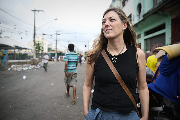 A enfermeira canadense Liz Evans durante visita às ruas da Cracolândia, no centro de São Paulo
