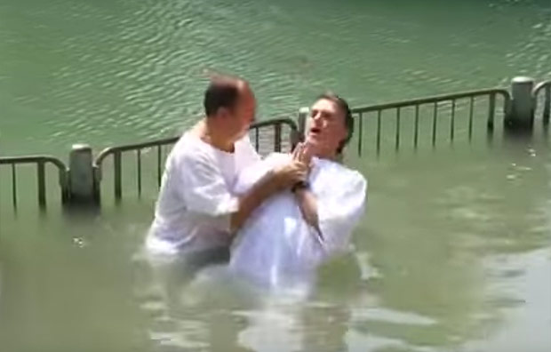 O Pastor Everaldo batiza o deputado Jair Bolsonaro no rio Jordão, em Israel, em maio de 2016