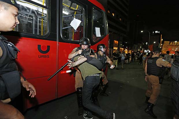 Manifestante  preso durante protesto contra aumento de passagem de nibus em Curitiba