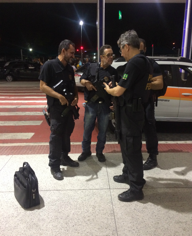 Agentes da Polícia Federal na entrada do aeroporto em Vitória. Com a PM fora das ruas, eles fazem a segurança fortemente armados.Carolina Linhares/Folhapress