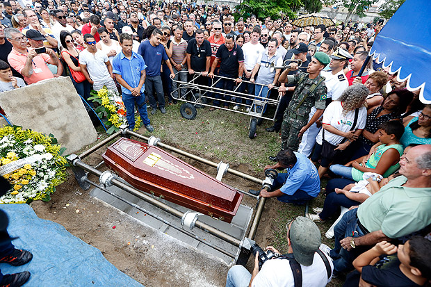 Parentes e amigos acompanham enterro do policial civil Mario Marcelo Albuquerque, em Serra, no ES