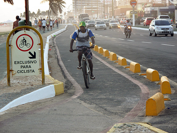 Ciclista percorre ruas de Salvador; prefeitura dar folga mensal a servidor que priorizar bicicletas
