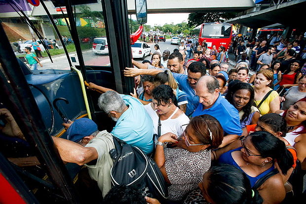 Passageiros se espremem para entrar em ônibus após descarrilamento na linha 3 na terça
