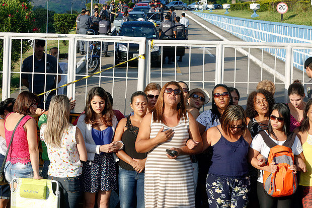 Mulheres de PMs bloqueiam saída de viaturas no batalhão do comando da Polícia Militar de Vitória (ES)